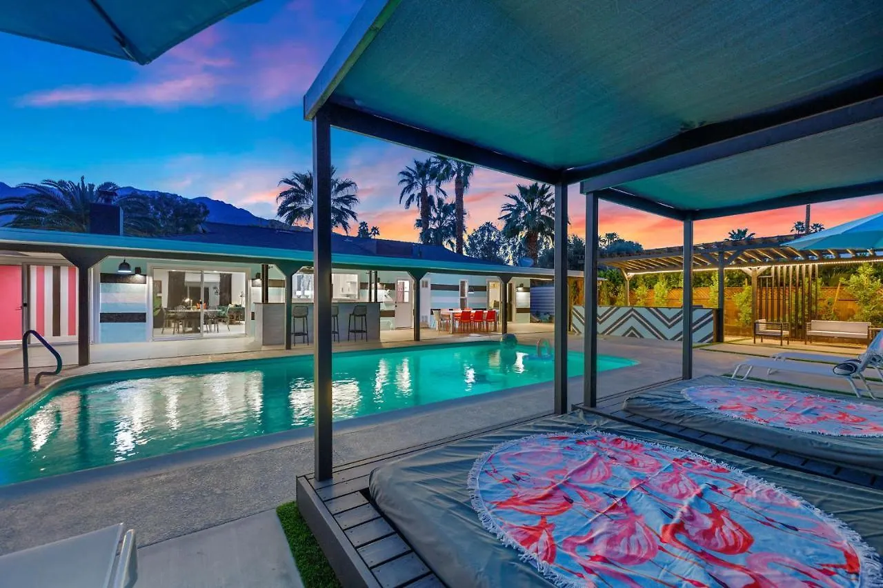 別荘 The Ritz - Luxury Home With Pool & Speakeasy Bar パーム・スプリングス