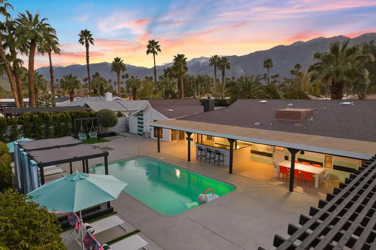The Ritz - Luxury Home With Pool & Speakeasy Bar パーム・スプリングス
