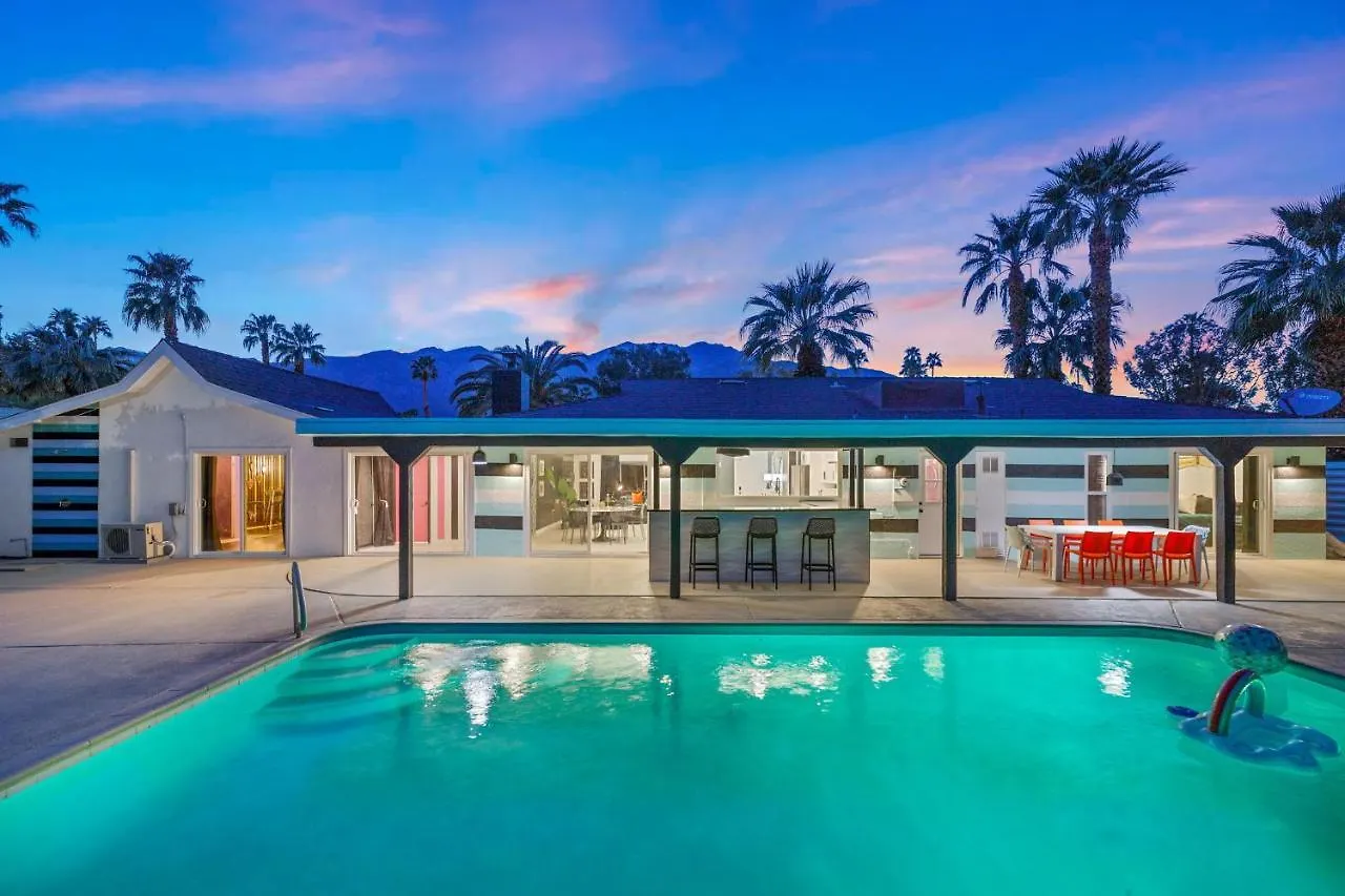 The Ritz - Luxury Home With Pool & Speakeasy Bar パーム・スプリングス 米国
