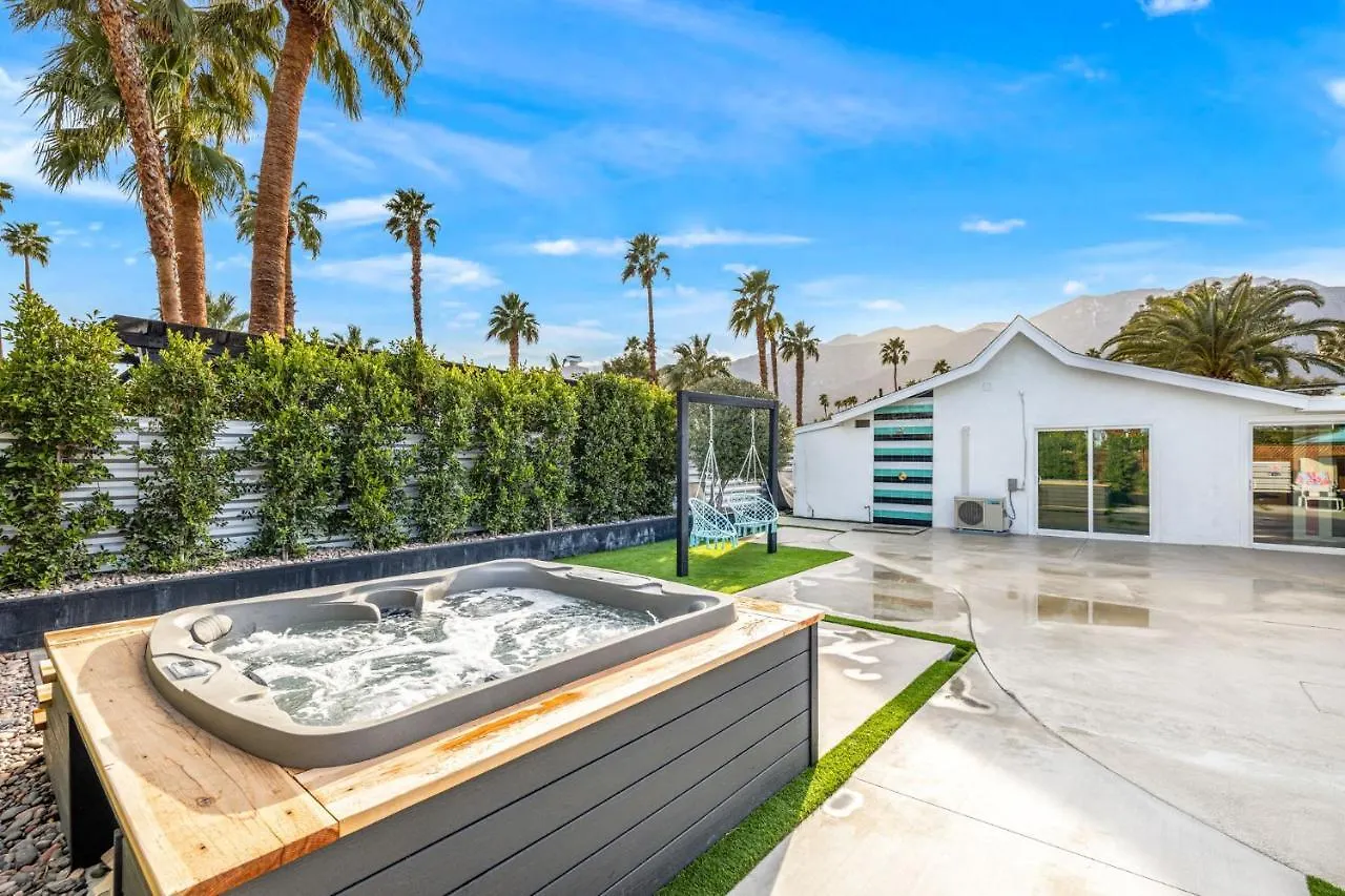The Ritz - Luxury Home With Pool & Speakeasy Bar パーム・スプリングス 別荘