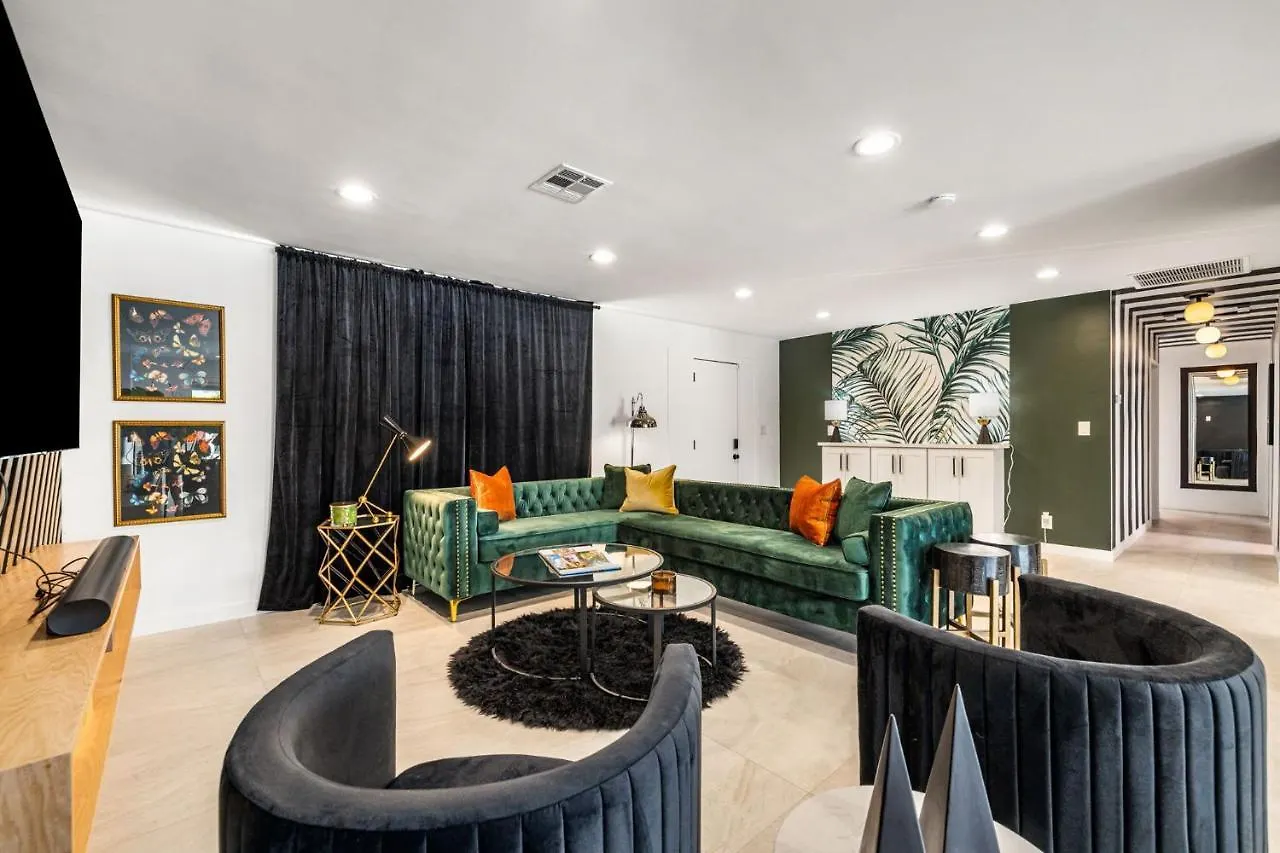 The Ritz - Luxury Home With Pool & Speakeasy Bar パーム・スプリングス 別荘