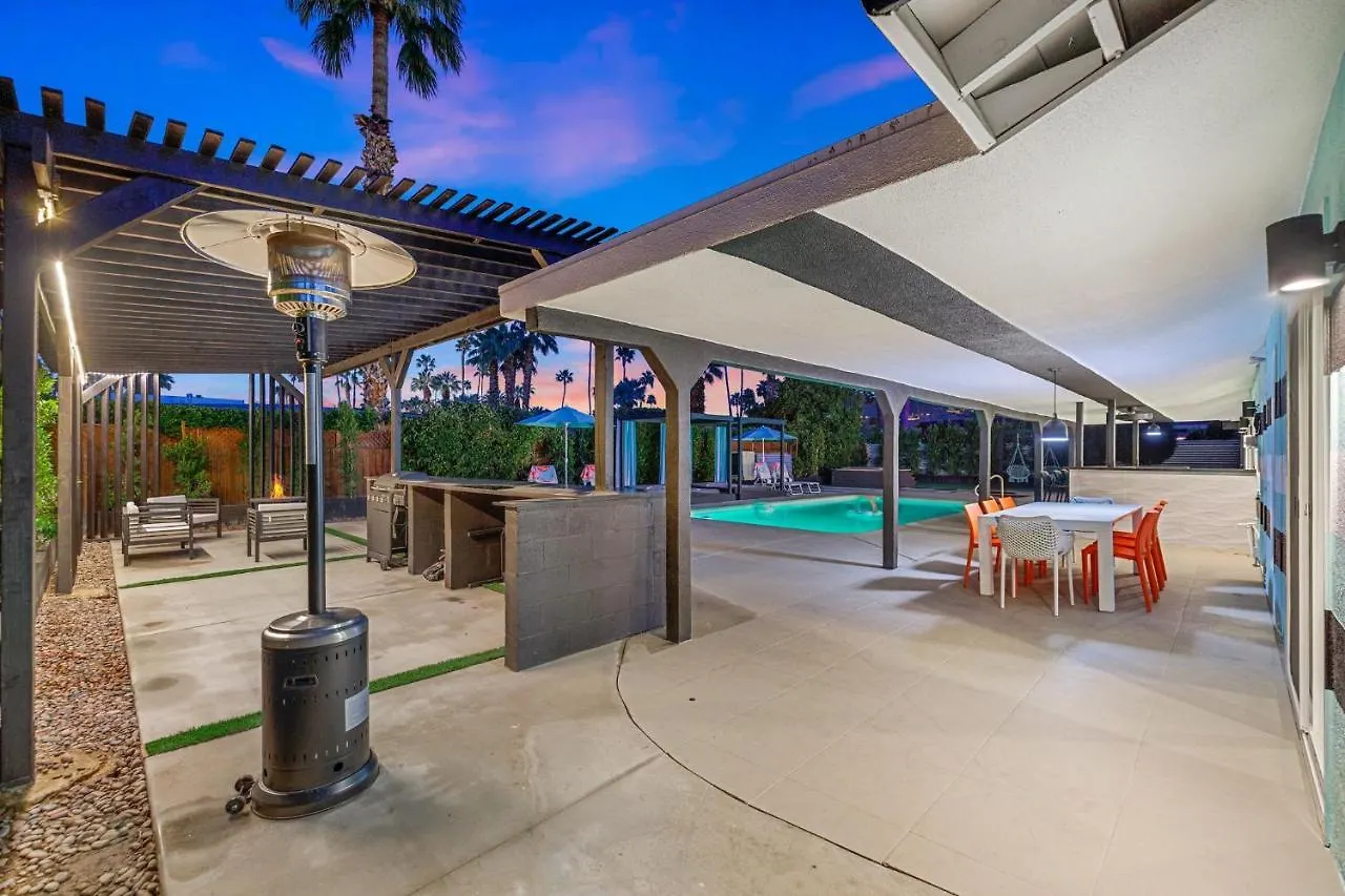 The Ritz - Luxury Home With Pool & Speakeasy Bar パーム・スプリングス 別荘