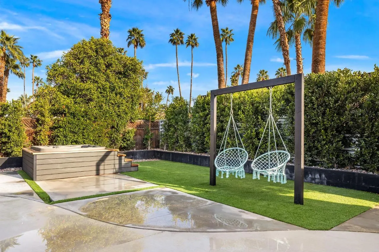 The Ritz - Luxury Home With Pool & Speakeasy Bar パーム・スプリングス