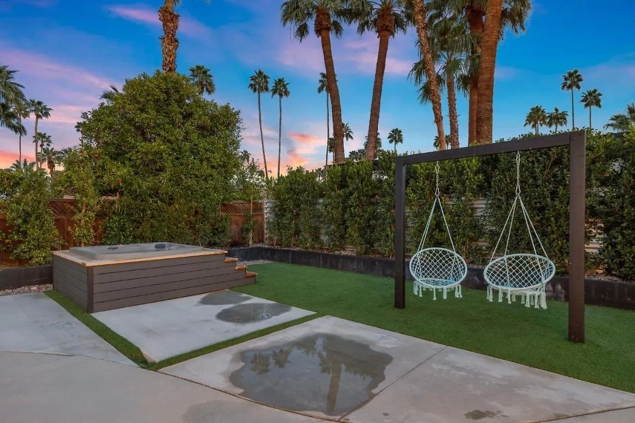 The Ritz - Luxury Home With Pool & Speakeasy Bar パーム・スプリングス 米国